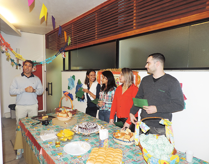 O gerente Márcio Mello e os colaboradores homenageados Elen, Maralise, Jaqueline e Gabriel