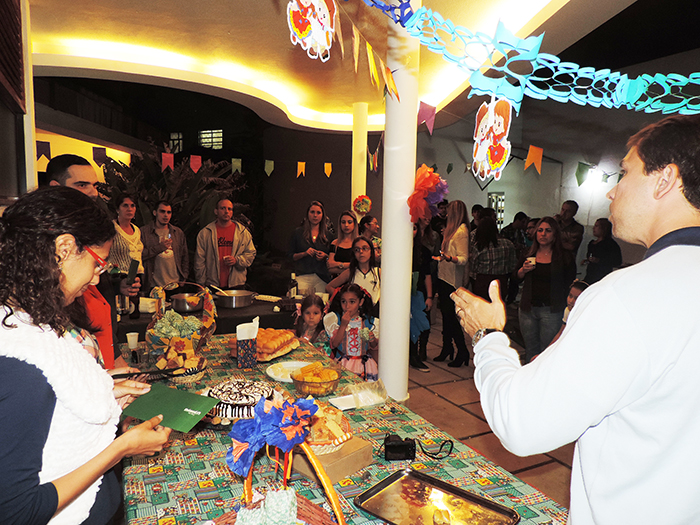 Durante o Arraiá, o gerente Márcio Mello explica aos colaboradores a importância do Programa "Tempo de Casa"