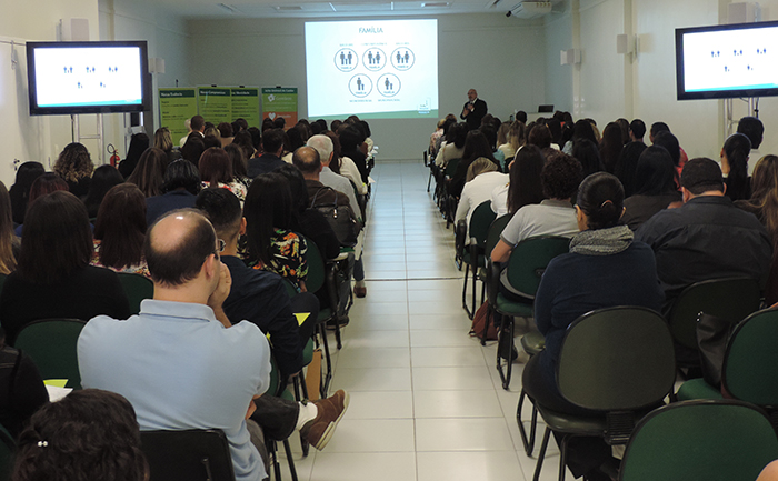 Simpósio reuniu cerca de 120 pessoas para debater a humanização em UTIs