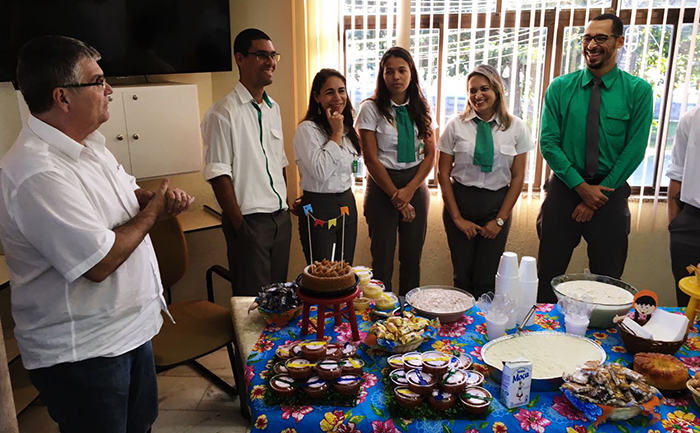 Colaboradores aniversariantes com o diretor Financeiro, Carlos Alberto, e o presidente Elson Gato