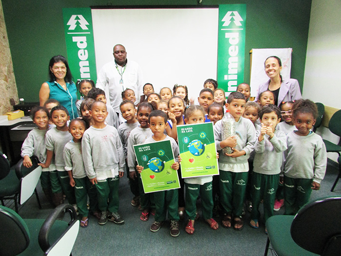 O colaborador da Unimed Três Rios Edmar Bevilacqua recebe os lacres dos alunos e professoras