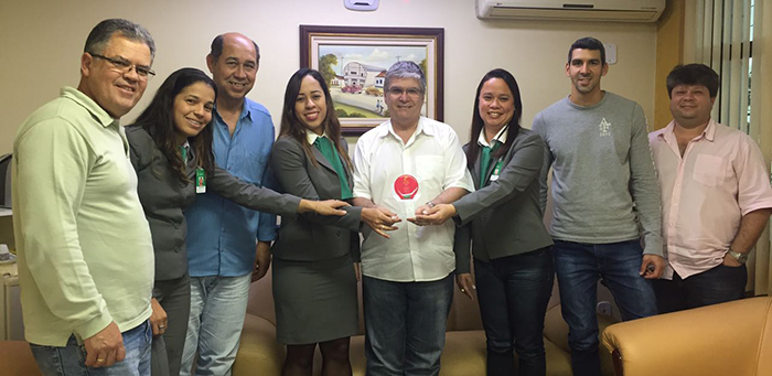 Drs. CarlosJoão, Elson, Victhor e Saint Clair com a equipe de OPME