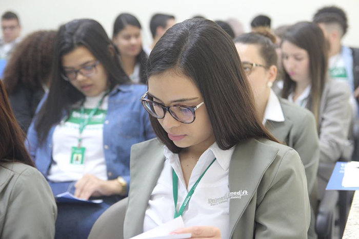 Colaboradores posaram para foto com a coach Danielle Rocha após a realização do curso