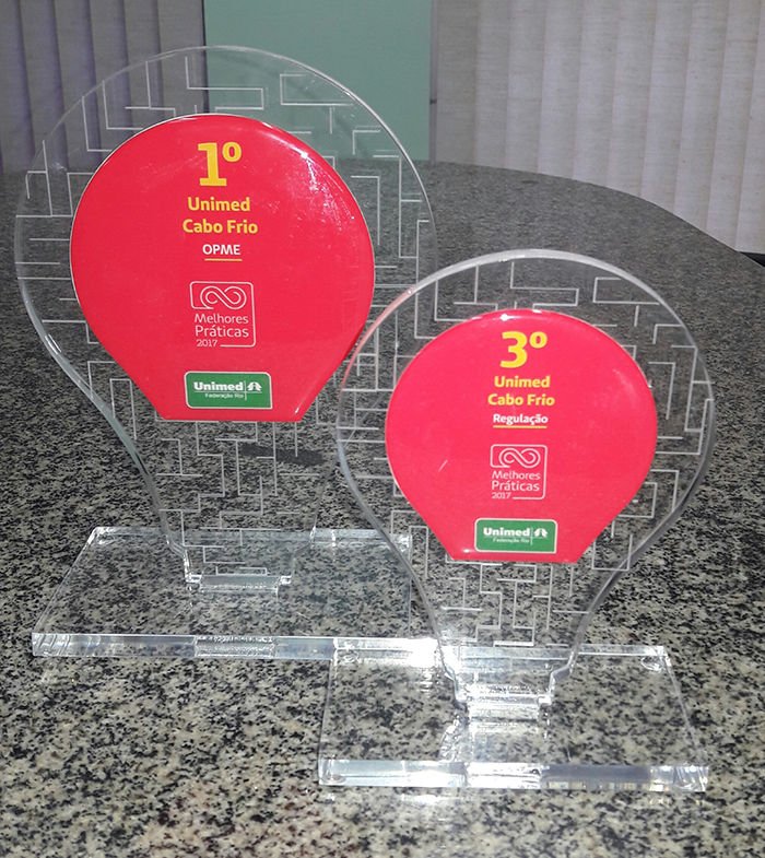 1- Troféus recebidos pela Unimed Cabo Frio, em 1º lugar em OPME e 3º lugar em Regulação.