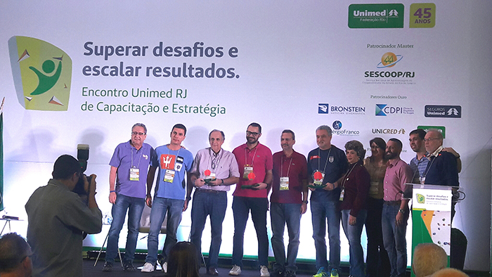 2- Unimed Cabo Frio, representada por seu presidente, José Marcos Barroso Pillar e o gerente Geral, Flavio Lage Santos, recebendo o troféu PMP de Regulação