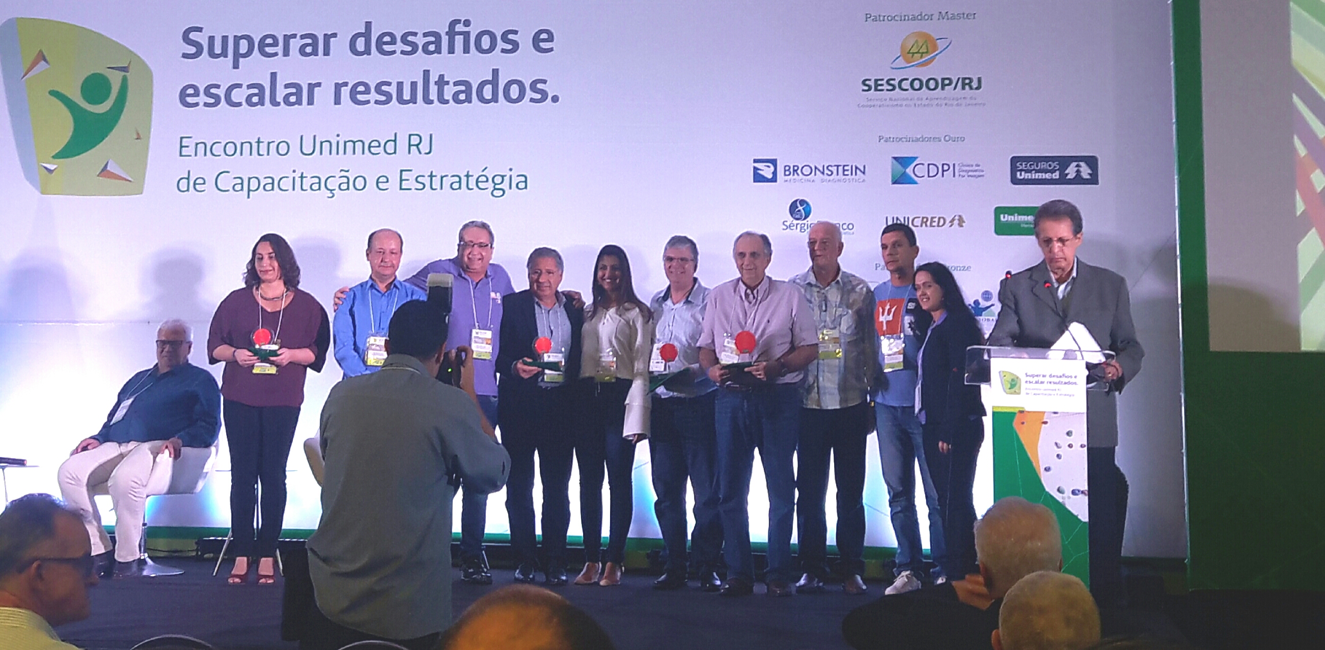 3- Unimed Cabo Frio recebendo o troféu PMP em OPME, neste momento representada pelo presidente, José Marcos Barroso Pillar, o diretor Financeiro, Fernando Robert Wermelinger e o gerente Geral, Flavio Lage Santos