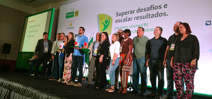 O presidente da Unimed Leste Fluminense recebe o prêmio do Melhores Práticas da Federação Rio