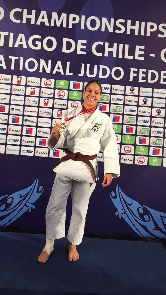 Thayane exibe a medalha de prata