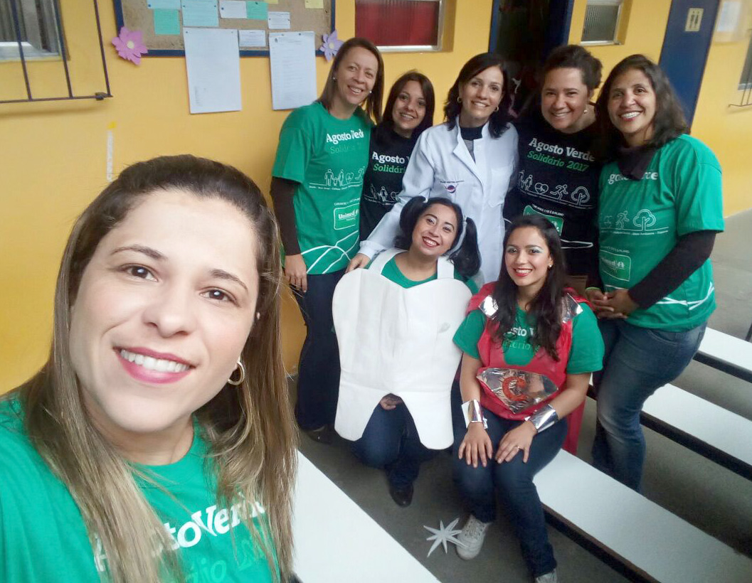 Voluntárias durante ação de higienização bucal nas escolas municipais 