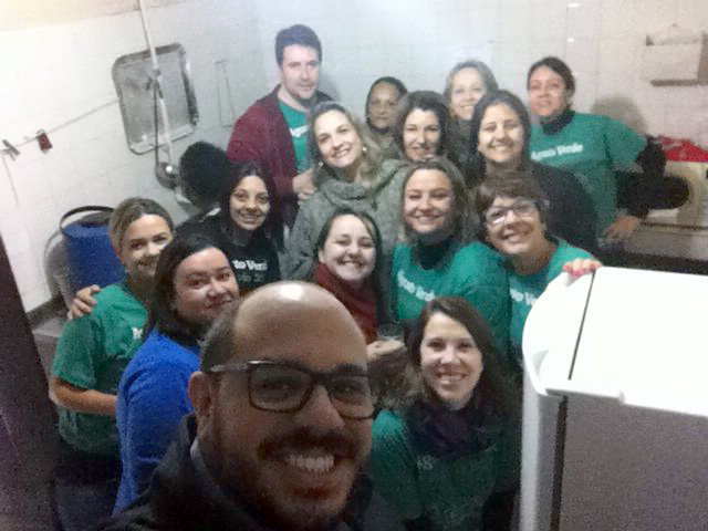 Voluntários durante os preparativos do café da manhã