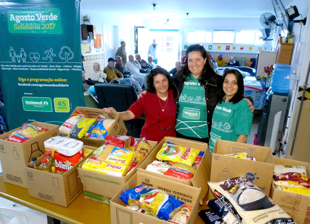 Comissão organizadora na Casa de Benefícios Alcides de Castro, em Itaipava, para levar os alimentos arrecadados 