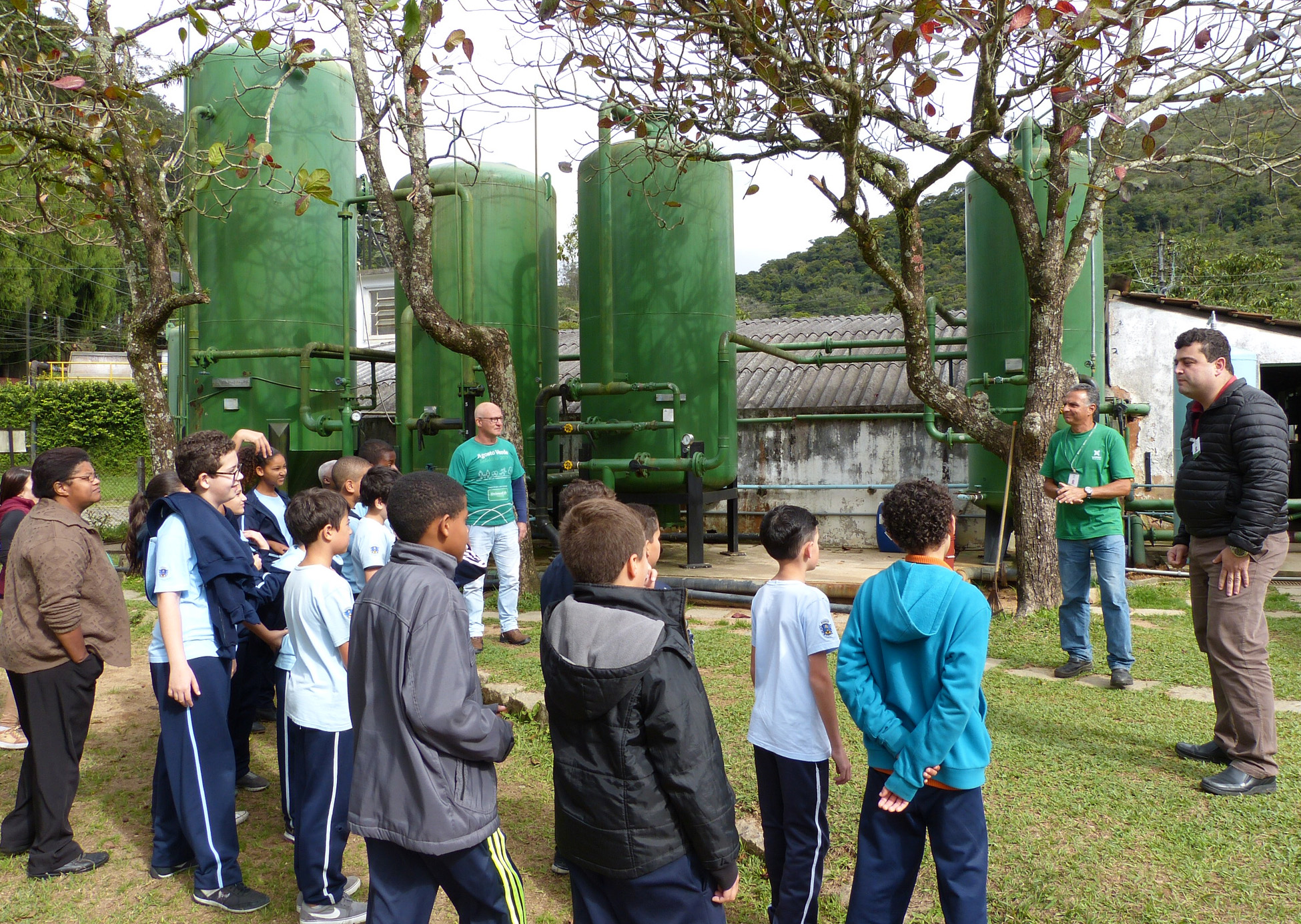 Estudantes maravilhados com o processo de limpeza da água para devolvê-la ao leito do rio