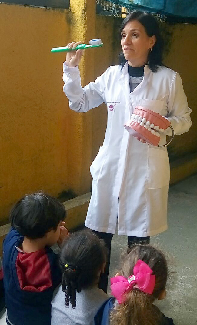 As crianças aprenderam a forma correta de escovar os dentes e ganharam kits