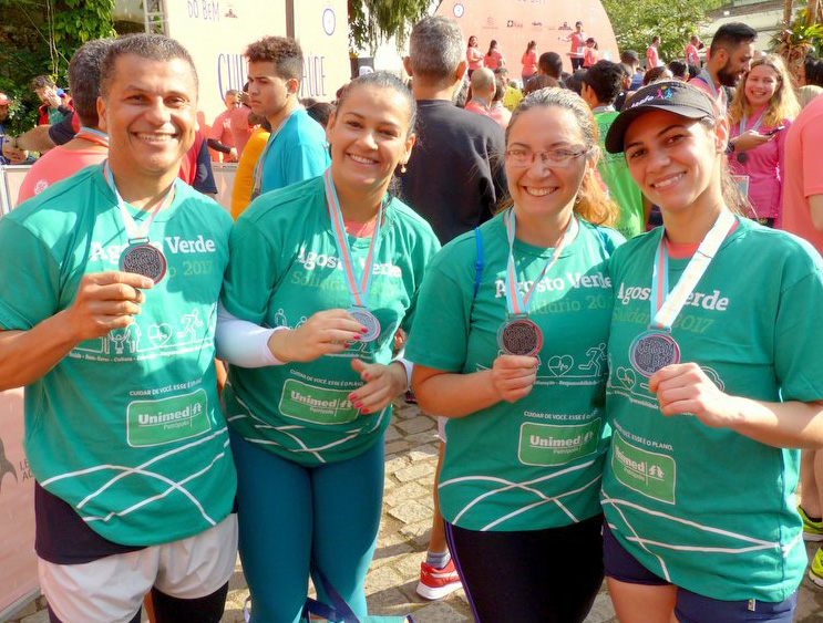 Corredores mostram orgulho as medalhas