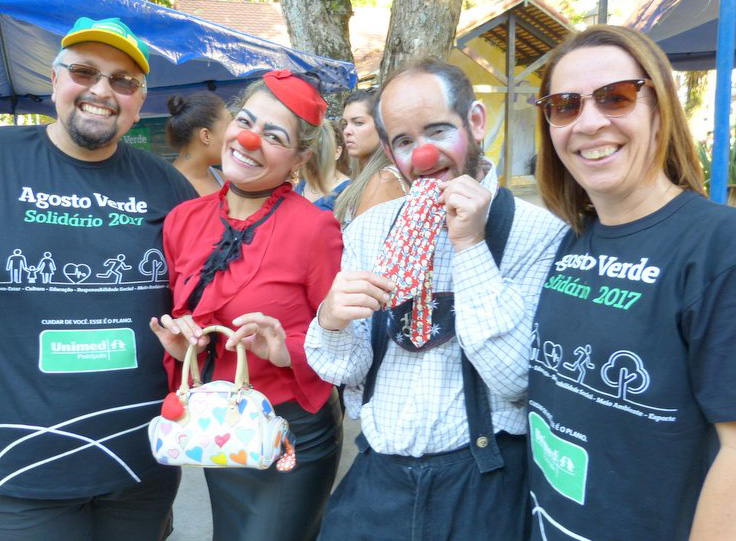 Alegria dos pequenos com um grupo de recreação infantil