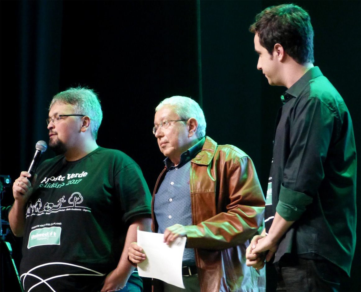 Os homenageados da noite: Rafael Gomes de Castro, vice-presidente da Unimed Petrópolis e idealizador do Movimento Agosto Verde Solidário, José Carlos Sant’Anna de Araújo, presidente da Unimed Petrópolis, e Leonardo Randolfo, diretor-presidente do Instituto Municipal de Cultura e Esportes e patrono do Movimento Agosto Verde Solidário. 