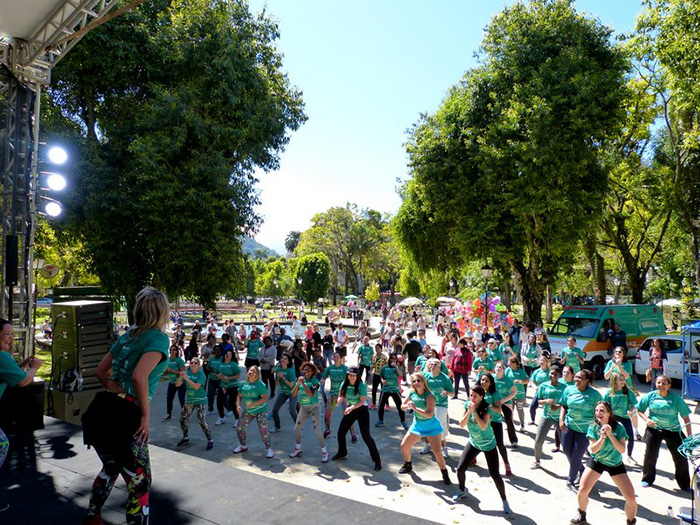 Participantes do Agosto Verde Solidário em aula gratuita de zumba 