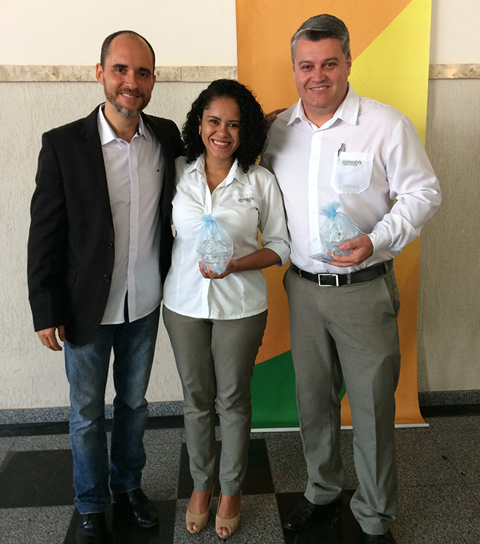 Colaboradores da Unimed Barra Mansa juntos com o presidente da CDL BM. 