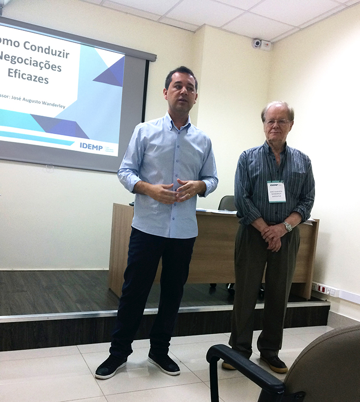 O superintendente da Unimed Barra Mansa, Fernando Moreira, fazendo a abertura do curso.