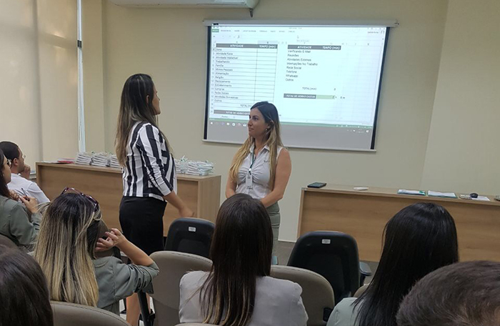 Colaboradora respondeu perguntas da coach sobre como administra o seu do tempo.