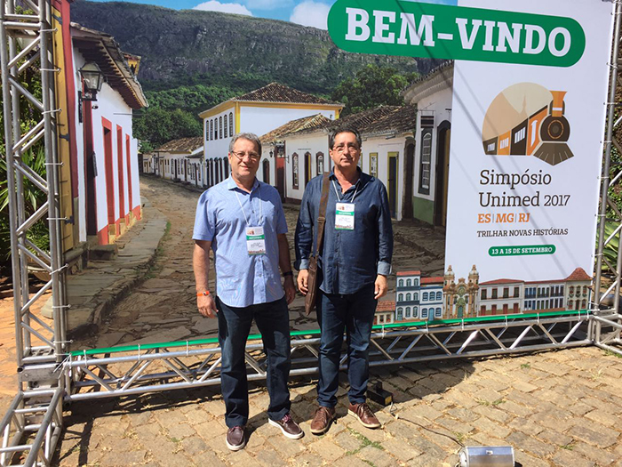 Na foto, a beneficiária Sandra Barrozo, servindo-se com o café da manhã especial