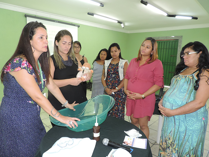 As futuras mamães aprendem dicas para o banho e a higiene do bebê