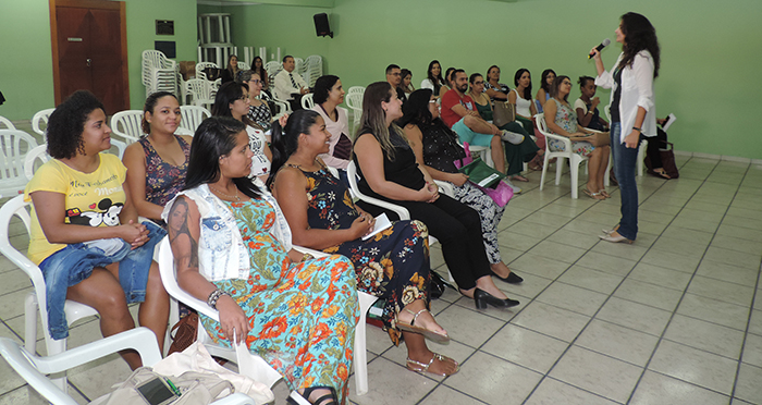 Adriana Iannelli faz dinâmica para promover contato da mãe com o filho ainda na barriga