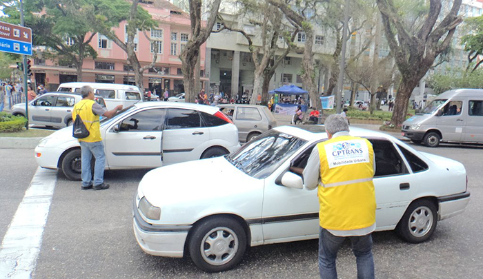 A distribuição de folhetos orientando os motoristas.