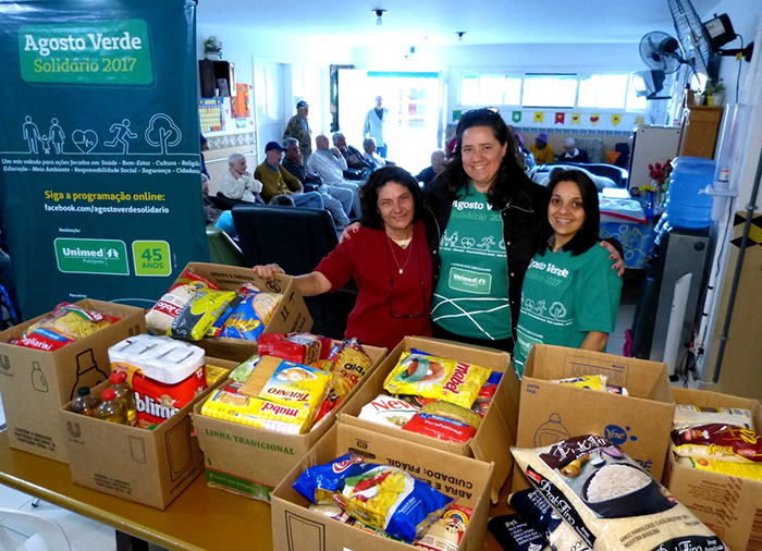 A ação com os carrinhos da Solidariedade recebendo as doações na Rede Armazém do Grão