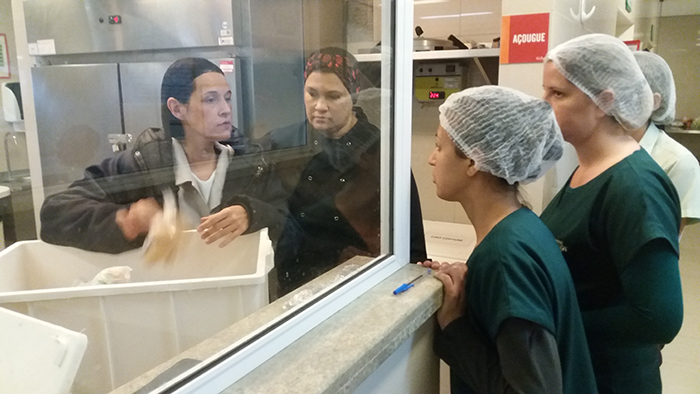 Visitantes conferiram as amostras de cada refeição recolhidas diariamente para avaliação da qualidade dos alimentos. 