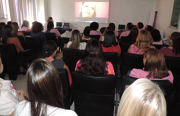 Colaboradoras se emocionam com relatos de mulheres que enfrentaram o câncer