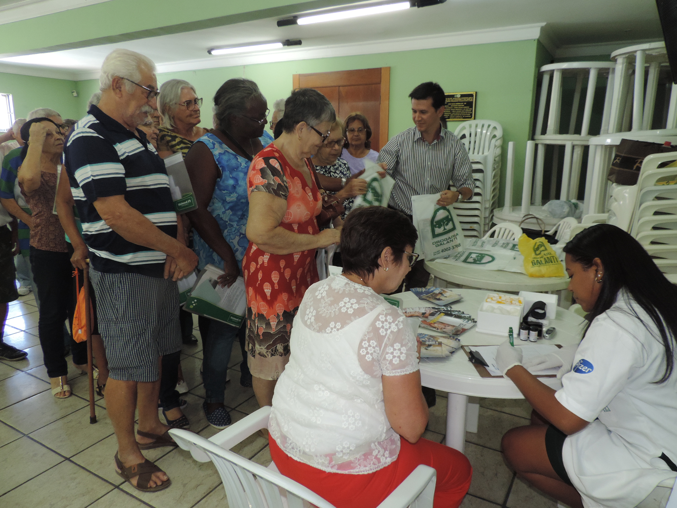 Idosos fazem a verificação da glicose e participam de lanche coletivo