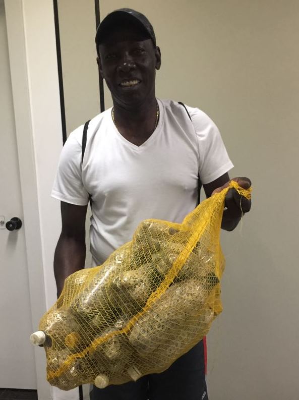 Colaborador entrega dez garrafas cheias com lacres de alumínio