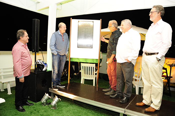 Diretoria da Unimed Nova Friburgo descerra placa de inauguração do novo espaço do hospital da cooperativa 