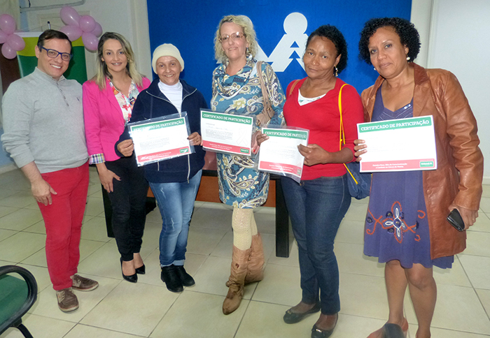 O colunista Vinícius Fernandes, do Jornal Tribuna de Petrópolis, e Valéria Almeida, Gerente de Mercado da Unimed Petrópolis, acompanhados pelas “Vitoriosas”.