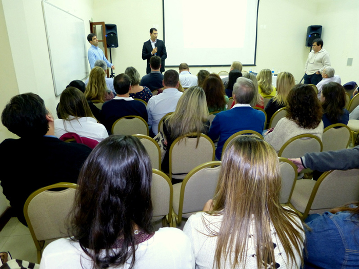 Lideranças explicaram como são realizados os procedimentos de trabalho na Cooperativa Médica. 