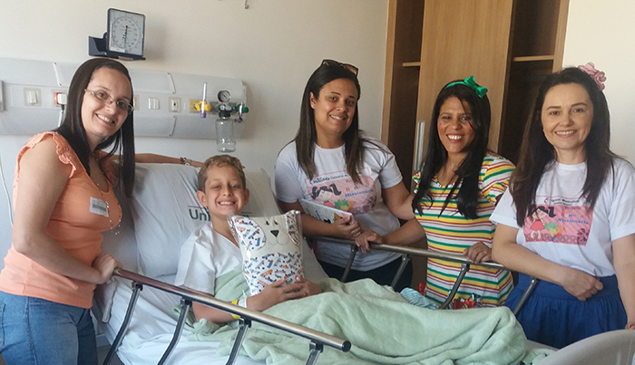 Além de mensagem de fé, voluntárias entregam um presente para as crianças