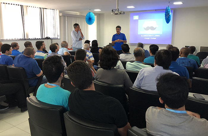 O médico José Roberto dá as boas-vindas aos colaboradores