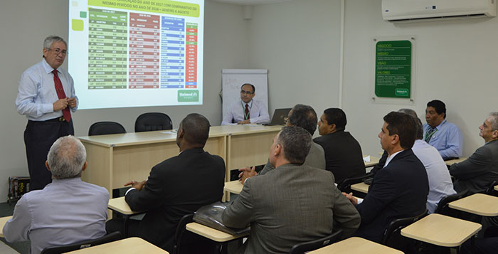 O gerente Comercial Ferreira promove o aprimoramento de sua equipe de vendas