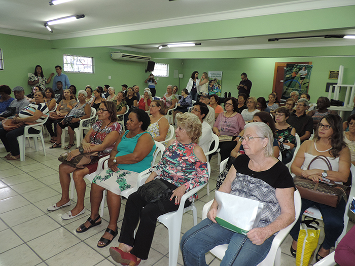 Auditório lotado e público atento às dicas de saúde