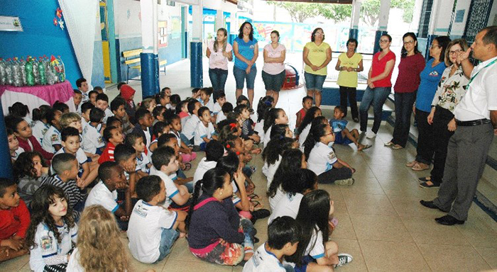 O colaborador Sidnei Oliveira agradece os lacres