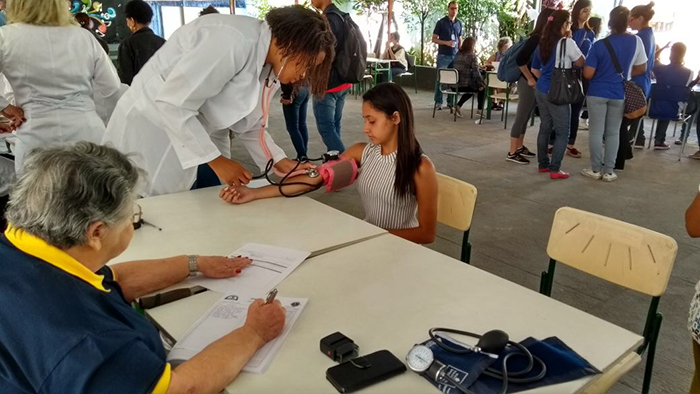 Comunidade aproveita o evento para aferir a pressão arterial e medir glicose. 