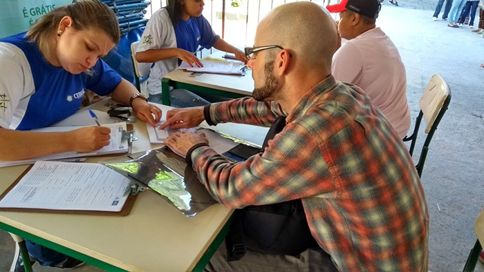 Público se interessa por orientação jurídica, cadastramento no banco de empregos e explicações sobre procedimentos para retirada da carteira de trabalho.