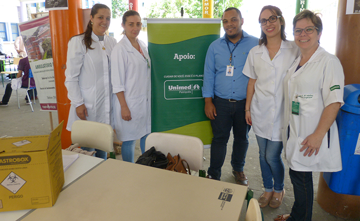 Equipe da Unimed Petrópolis responsável pela medição da glicose. 