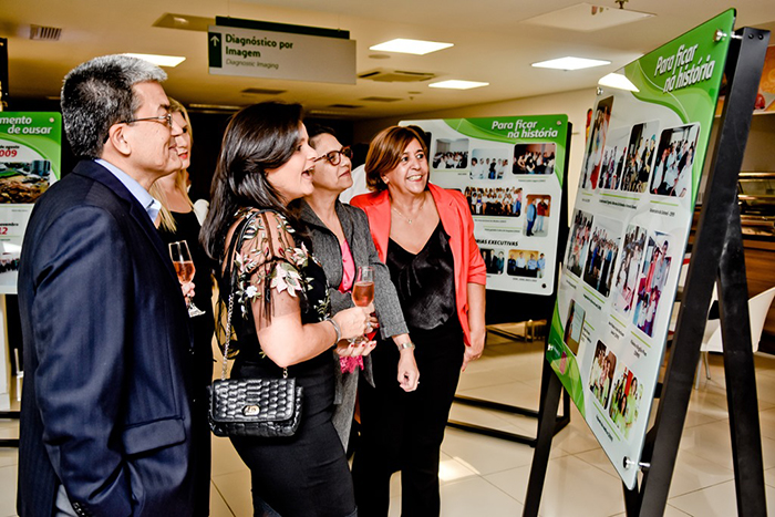 Cooperados e colaboradores participam de abertura da exposição 25 Anos