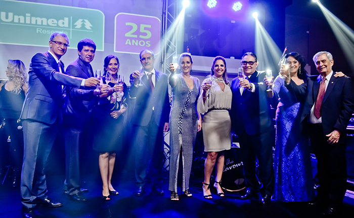 Diretoria Executiva da Unimed Resende convida todos para um brinde durante festa comemorativa pelos 25 anos