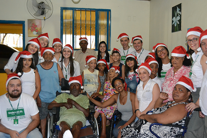 Colaboradores confraternizaram com os idosos do asilo Casa Bem Viver
