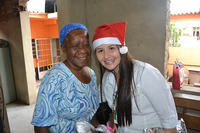 Rafaela Costa, do setor Financeiro, compartilhando carinho