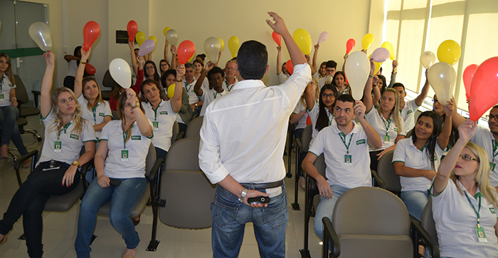 Colaboradores durante o sorteio do “Anjo Secreto” 