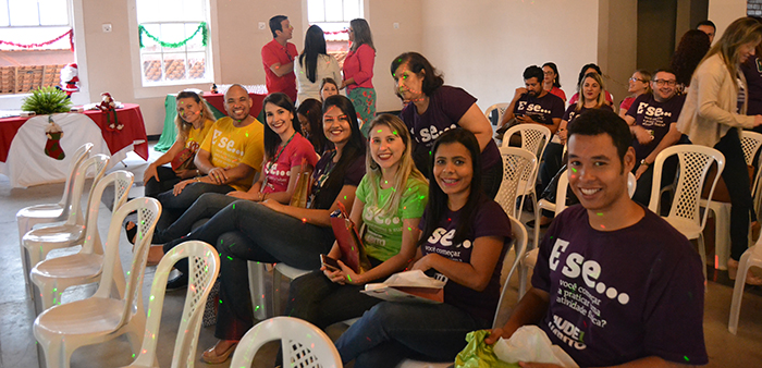 Momento de alegria entre os colaboradores no Café de Natal